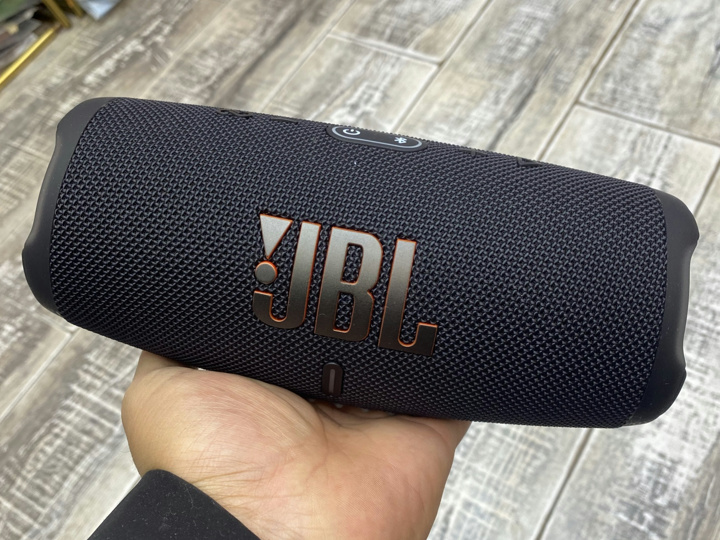 JBL、シリーズ第5世代となる大型サイズのポータブルBluetoothスピーカー『JBL CHARGE5』 - ヲチモノ