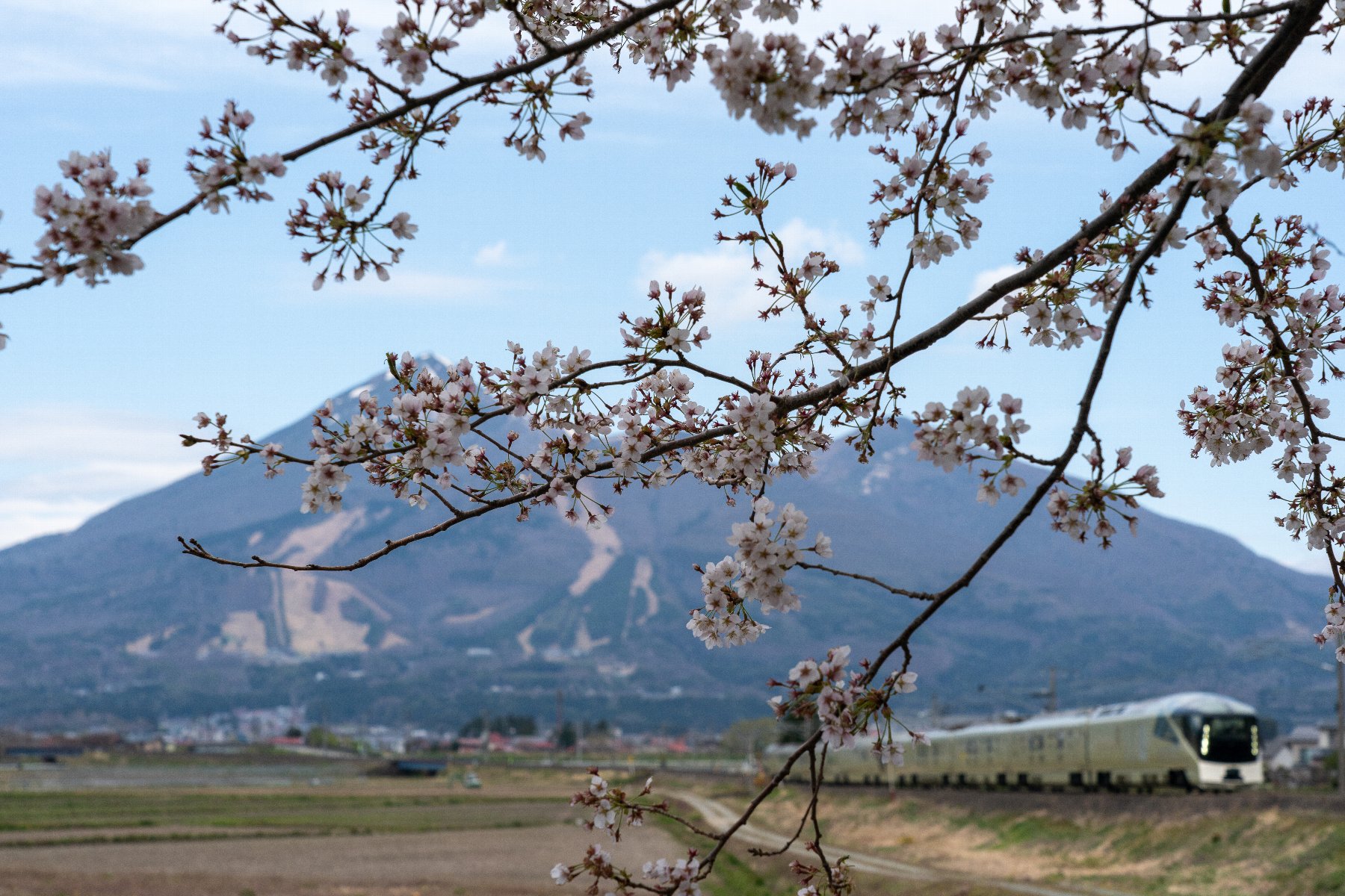 20210425_広角は磐梯山と桜を入れて四季島を狙う