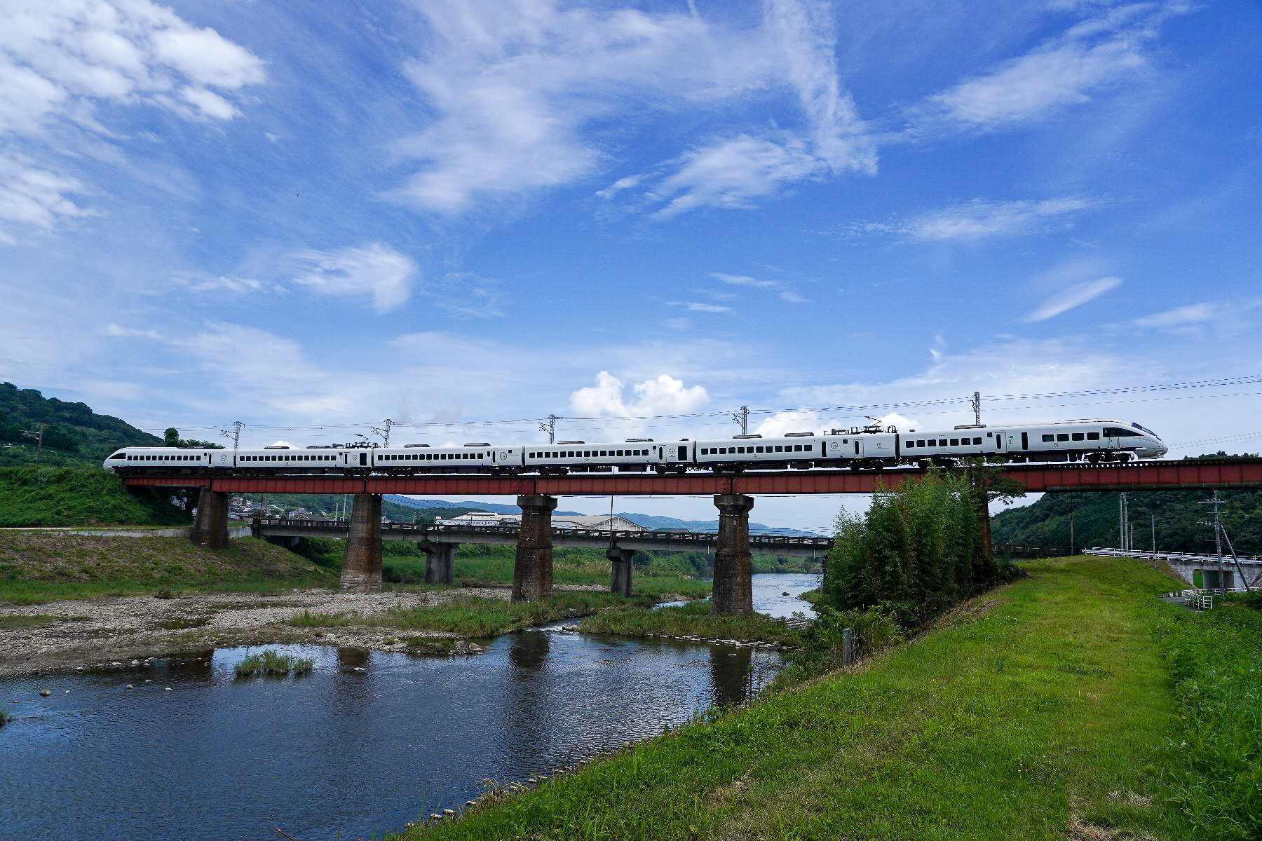 20200801_第六八坂川橋梁を渡る特急ソニック17号（大分行き）をサイド構図で
