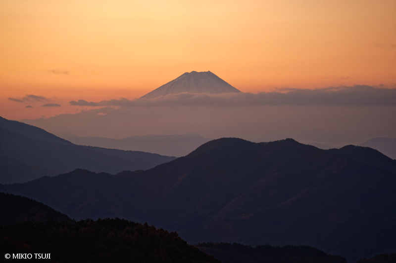 絶景探しの旅 - 絶景写真No. 1912 赤く染まる朝の富士山 （山梨県 北杜市）